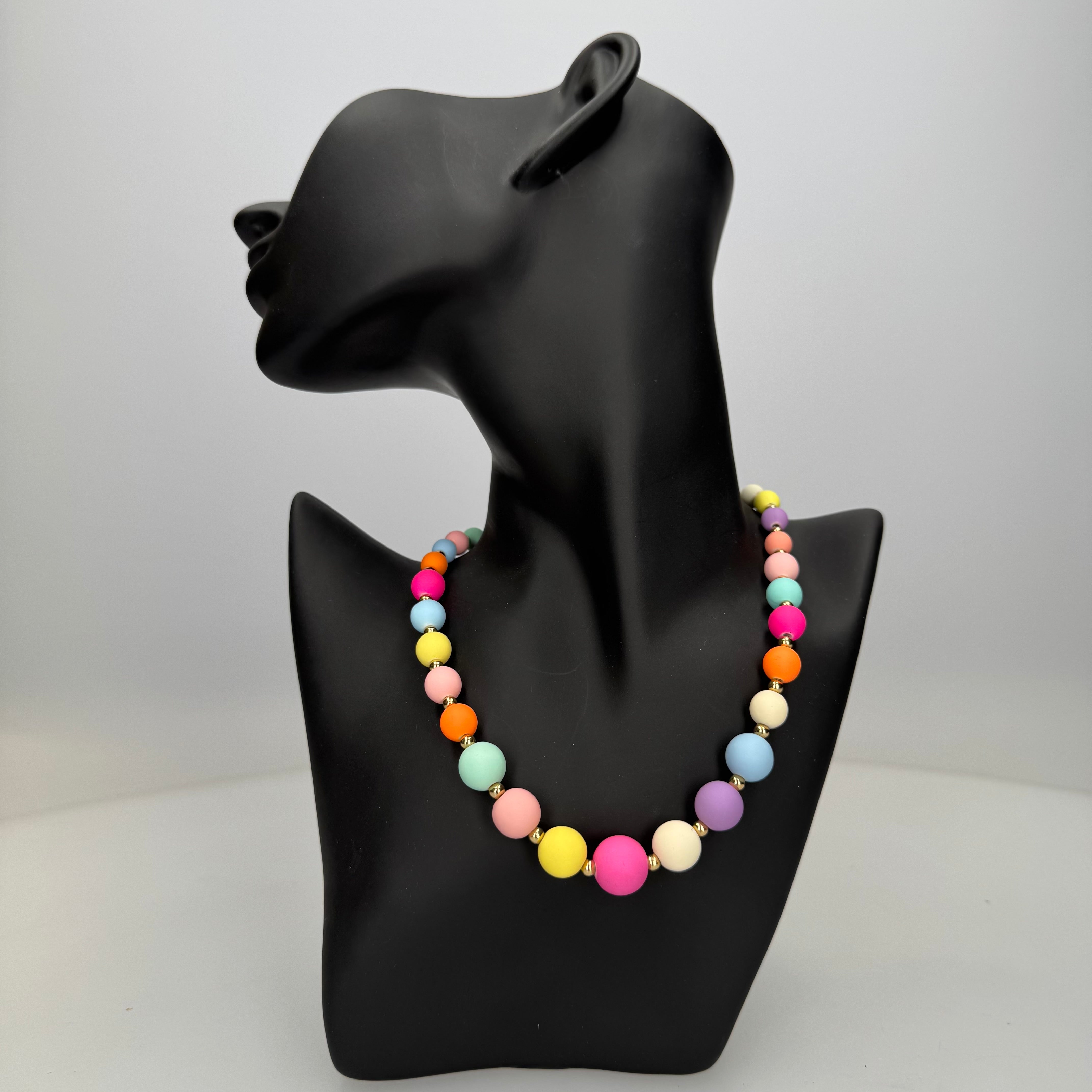 Collana con perle colorate grandi