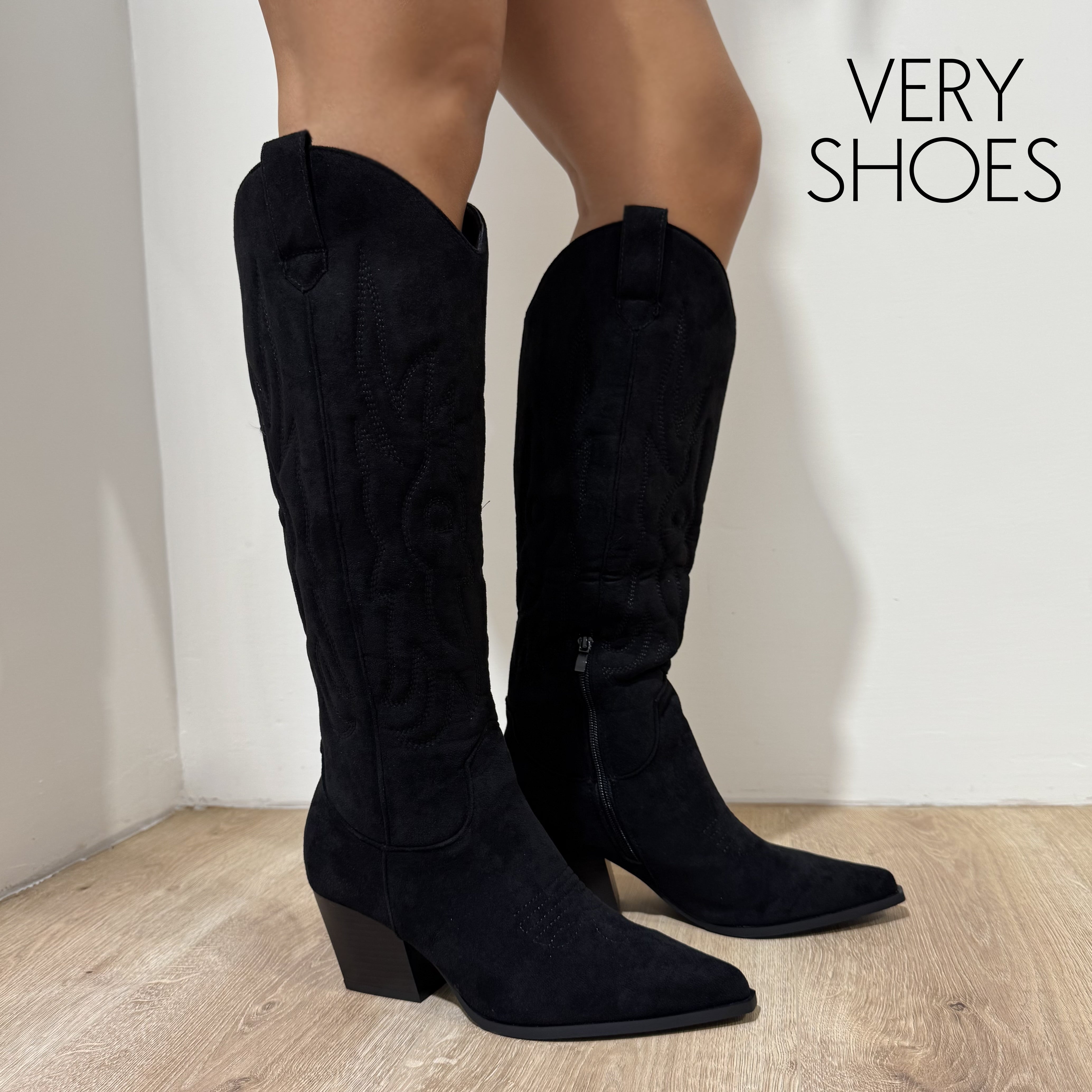 Stivali Neri Donna: 10 Outfit Facili per Ufficio, Sera, Weekend